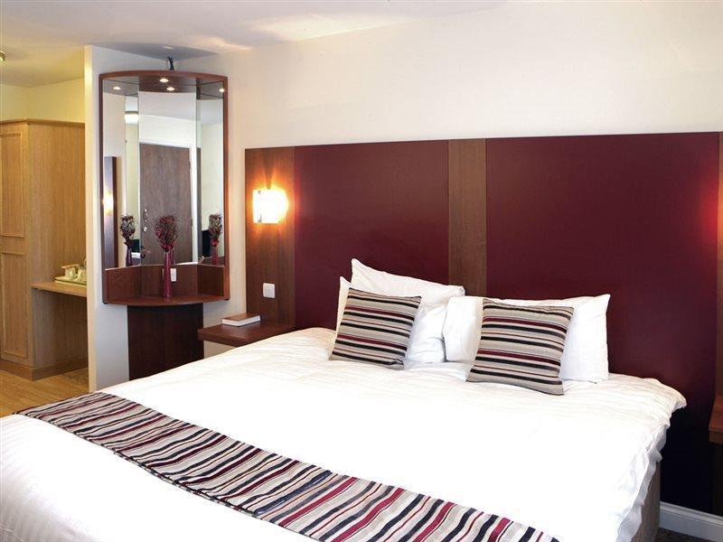 Mercure Swindon East Hotel And Spa Exterior photo